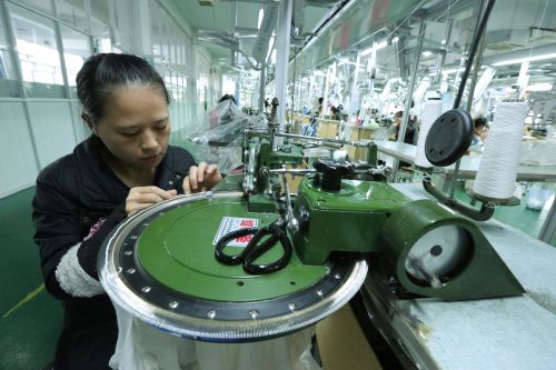 忙碌有序的紡織車間