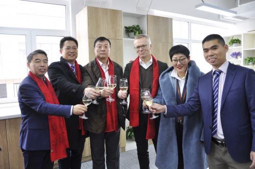 共同舉杯慶祝體驗中心落成