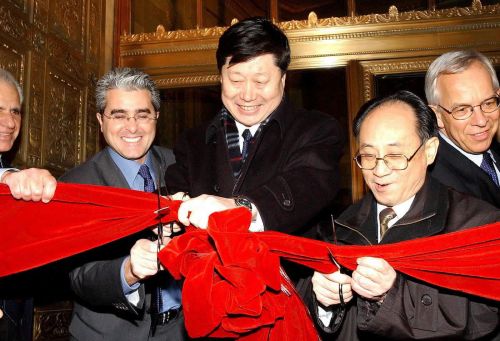 2002年3月4日,張瑞敏(中)在美國紐約曼哈頓為海爾大廈開幕剪彩