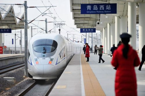 10  2018年12月26日，山东青岛西站，客运员在送别列车。 (3)