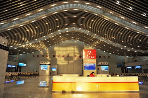 6  2018年12月26日，山东青岛西站，候车大厅内的咨询服务台。