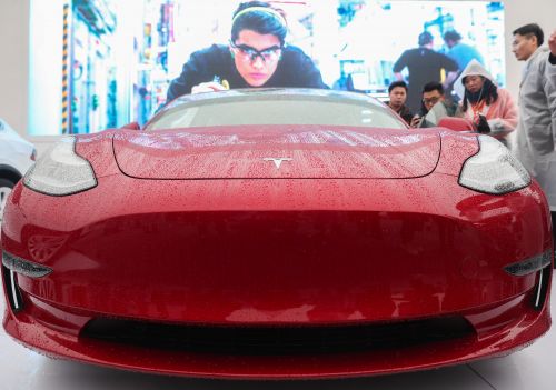 1月7日，人們在特斯拉上海超級工廠（一期）奠基儀式現場觀看展出的Model 3車型。 