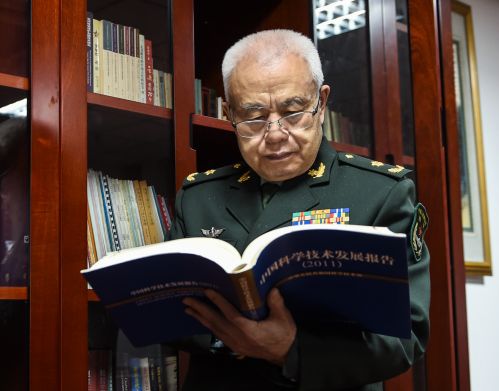 錢七虎在辦公室內(nèi)閱讀（2018年12月27日攝）。