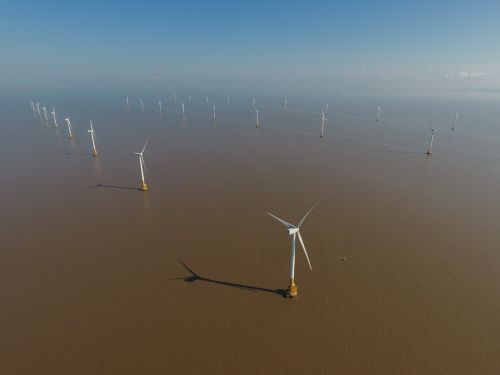 俯瞰上海東海大橋海上風(fēng)電場（2017年11月2日攝）。 