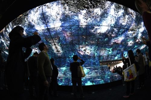 LG公司的巨型曲面屏亮相美國拉斯維加斯消費電子展