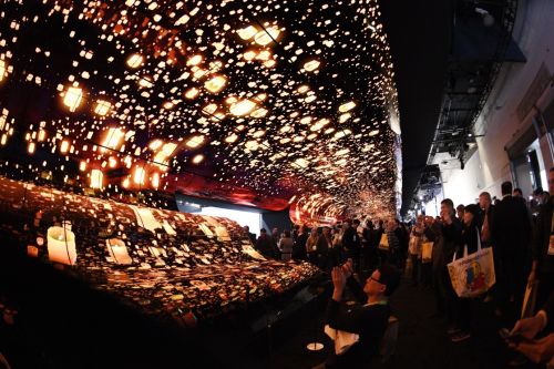 LG公司的巨型曲面屏亮相美國拉斯維加斯消費電子展。