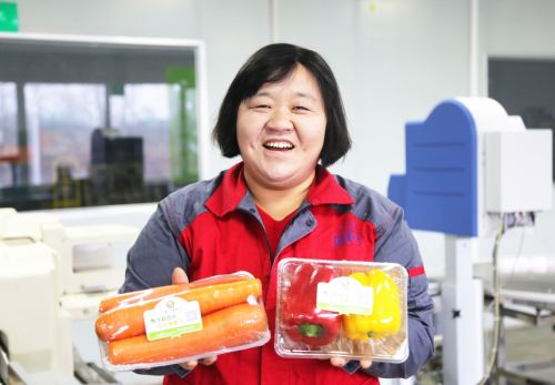 毛承娥向我們展示包裝的產品