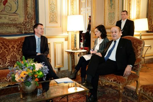 2月12日，在法國巴黎，法國外交部長勒德里昂（右一）會見英國外交大臣亨特（左一）。