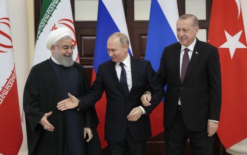 2月14日，在俄羅斯索契，俄總統(tǒng)普京（中）、土耳其總統(tǒng)埃爾多安（右）和伊朗總統(tǒng)魯哈尼舉行會談前握手。新華社美聯(lián)