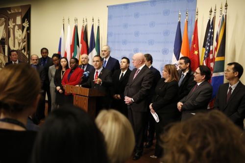 2月14日，在位于紐約的聯合國總部，委內瑞拉外交部長阿雷亞薩（中）向記者發表講話。新華社記者 李木子 攝