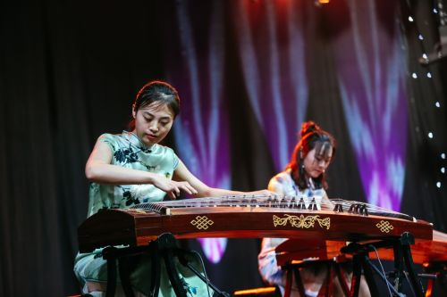 3月3日，演員們在盧森堡移民文化節(jié)上表演古箏。新華社記者 張鋮 攝