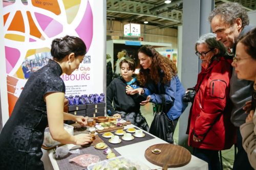 3月3日，觀眾在盧森堡移民文化節(jié)中國展臺了解中式甜點。新華社記者 張鋮 攝