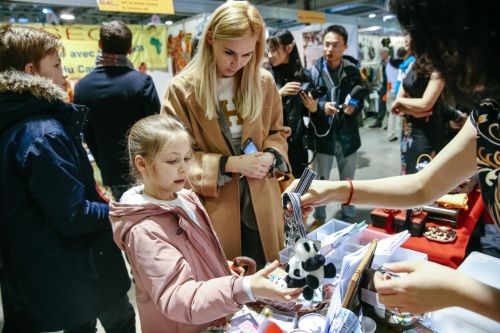3月3日，觀眾在盧森堡移民文化節(jié)中國展臺購買熊貓配飾。新華社記者 張鋮 攝