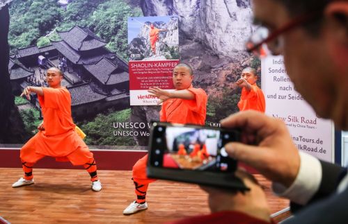 3月6日，在德國首都柏林，一名參觀者在中國展區拍攝武術表演。新華社記者 單宇琦 攝