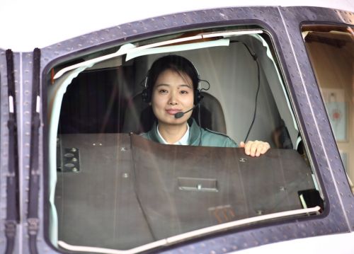 蔣丹丹在飛行試驗機駕駛艙內進行科訓（3月5日攝）。新華社記者 邵瑞 攝