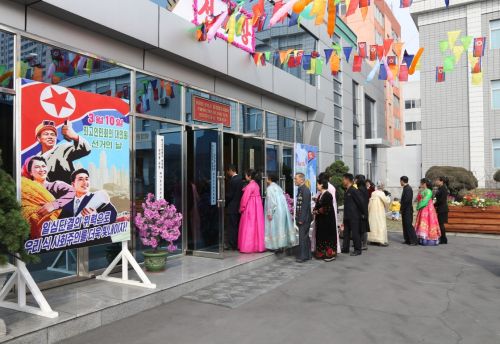 3月10日，選民在朝鮮平壤326電線廠內(nèi)的第17號選區(qū)第144號分選區(qū)投票站外排隊參加投票。新華社記者 程大雨 攝