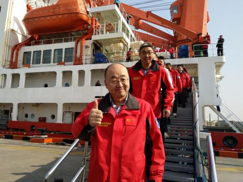 3月12日，中國第35次南極科考隊領隊孫波率領隊員踏上中國極地考察國內基地碼頭。  新華社記者 董峻攝