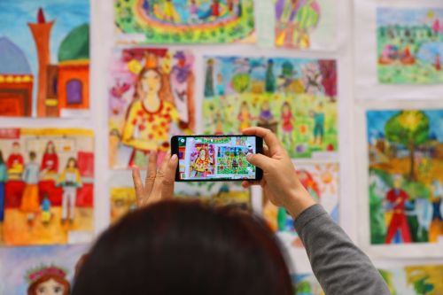 3月12日，在烏茲別克斯坦首都塔什干，觀眾在繪畫展現場拍照。新華社記者 蔡國棟 攝