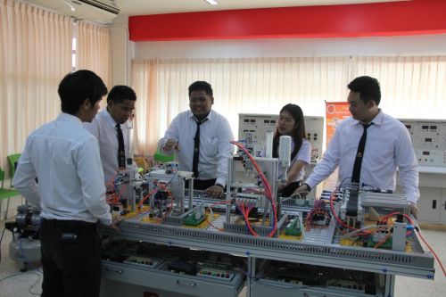 2月20日，在泰國大城技術(shù)學(xué)院內(nèi)的魯班工坊，21歲的泰國人那他武（右三）和同學(xué)們討論學(xué)習(xí)。新華社記者 楊舟 攝