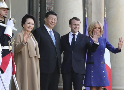 3月26日，國(guó)家主席習(xí)近平結(jié)束對(duì)法國(guó)的國(guó)事訪問(wèn)。離開(kāi)巴黎前，習(xí)近平和夫人彭麗媛出席法國(guó)總統(tǒng)馬克龍夫婦在愛(ài)麗舍宮舉行的隆重歡送儀式。這是習(xí)近平和彭麗媛同馬克龍夫婦親切話別，合影留念。 新華社記者 丁林 攝