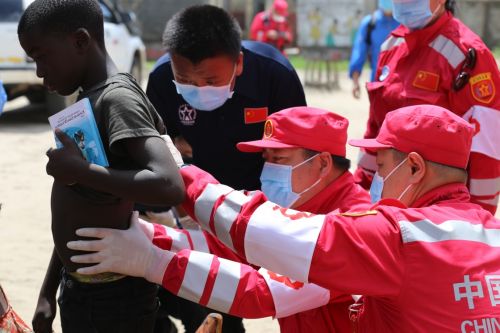 3月27日，在莫桑比克貝拉市區一處災民安置點，中國救援隊醫護人員為一名兒童檢查身體。新華社記者聶祖國攝