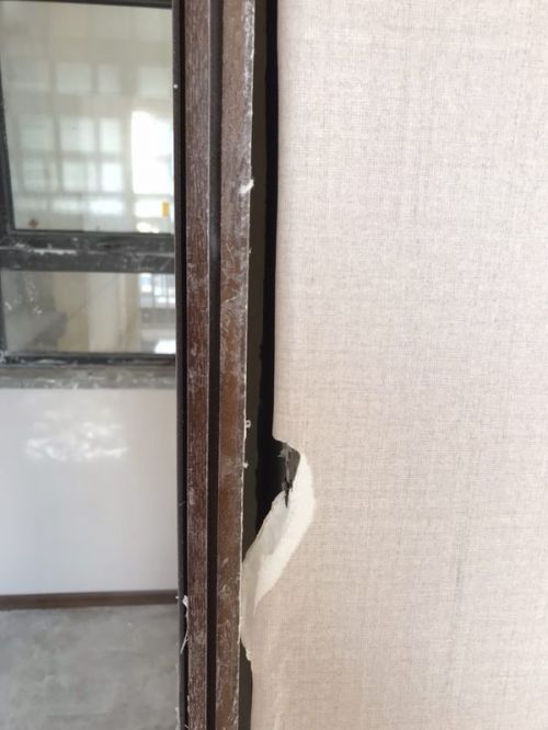 門套與墻面縫隙過大