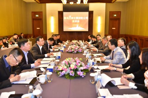 青島港集團黨委書記、董事長李奉利與青島口岸主要班輪公司代表面對面座談，誠懇地征求意見建議。