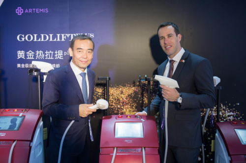 澳瑪星光董事長李群智（左）與色列飛頓激光亞太區總裁Dr. Kleiman Alexander（右）