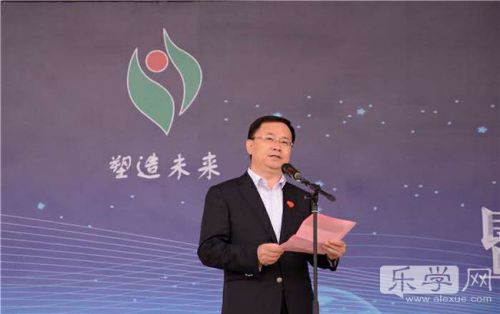 青岛中考招生咨询会人气火爆
