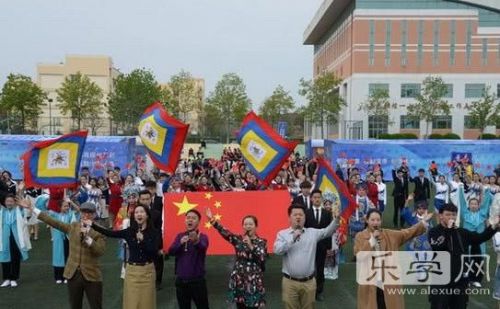 青岛中考招生咨询会人气火爆