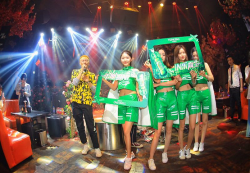 新晉網紅 青島純生化身草莓音樂節時尚&ldquo;鮮&rdquo;生1175