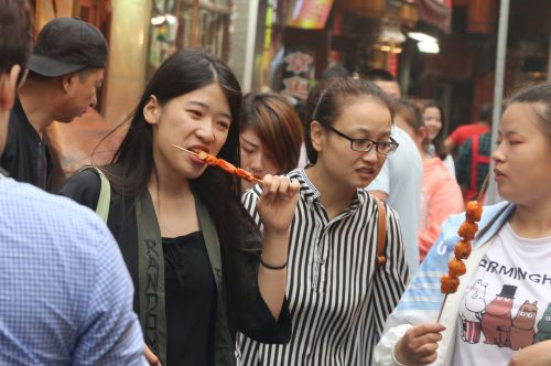外地游客在劈柴院品尝青岛特色美食。盛军 摄03
