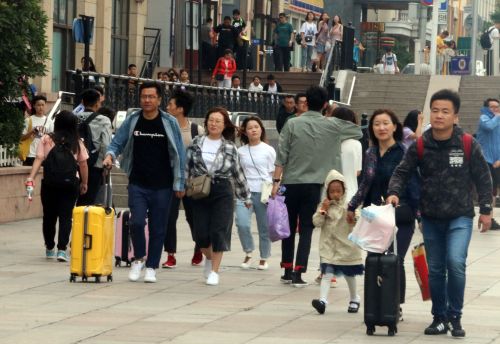 6月9日，众多市民乘坐火车返回青岛。盛军 摄03