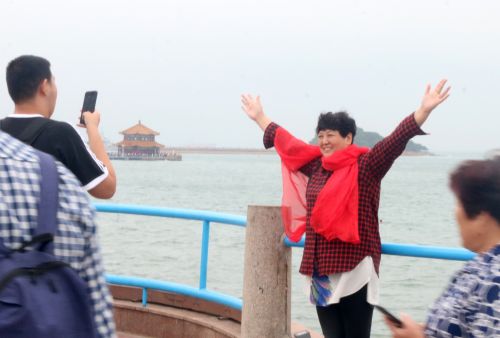 栈桥等海边景点吸引了众多外地游客。盛军 摄02