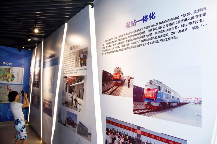 观众在中国-上海合作组织地方经贸合作示范区青岛多式联运中心展馆参观拍摄（6月12日摄）。