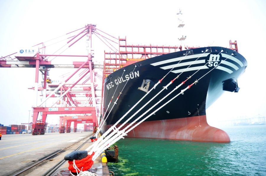 7月11日，“地中海古尔松”轮停靠在山东青岛港外贸集装箱码头。
