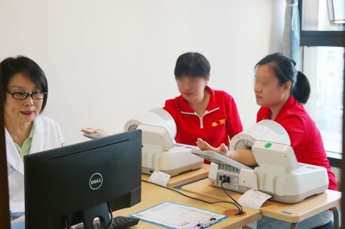 美年大健康為春雨殘疾輔助性就業中心的70余名殘疾人安排了免費健康體檢。