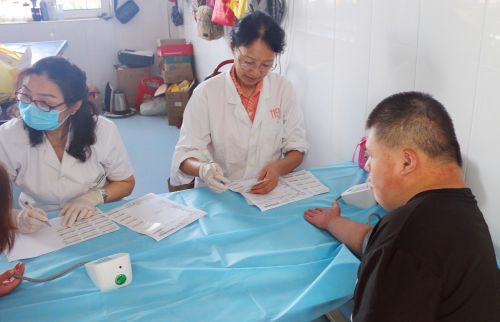 在平度進行的免費體檢現場。02