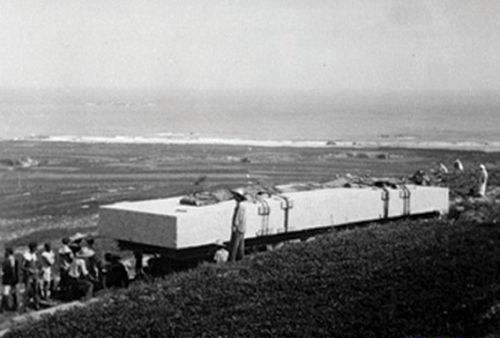 1953年，交运集团承担了运输人民英雄纪念碑碑心石运输任务，图为石料运输现场