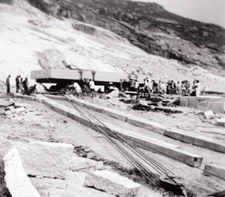 1953年，交运集团承担了运输人民英雄纪念碑碑心石运输任务，图为石料开采现场