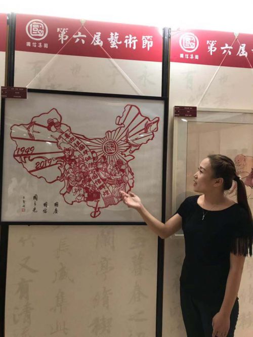 <p>國信員工王賢婕講解自己的作品</p>