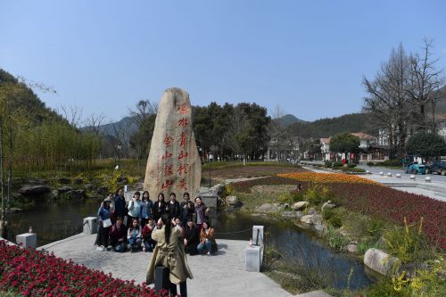 游客在浙江省安吉縣天荒坪鎮余村留影（2018年3月23日攝）。近年來，余村圍繞&ldquo;環境優美、生活甜美、社會和美&rdquo;的目標，集中精力發展休閑旅游經濟。 
