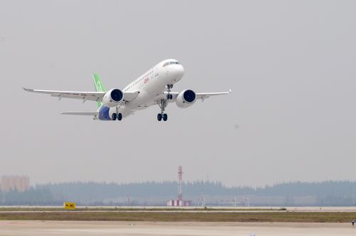 國產大型客機C919在上海浦東國際機場首飛成功（2017年5月5日攝）。