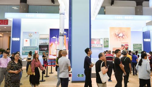 觀眾在&ldquo;偉大歷程 輝煌成就&mdash;&mdash;慶祝中華人民共和國成立70周年大型成就展&rdquo;上參觀（9月24日攝）。 