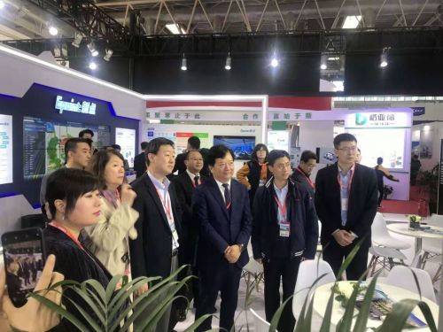 　　濟南市委常委、副市長鄭德雁視察青島展館