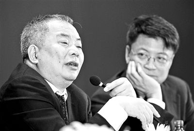 融創收購綠城股份新聞發布會上,相對于宋衛平(左)的高亢激昂,綠城新執掌人孫宏斌(融創中國董事長)如同一個小學生,不停地表示要努力做好 供圖/CFP