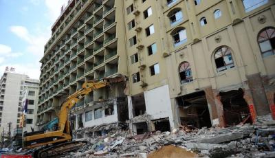 海南三亞拆除12層大型違建酒店