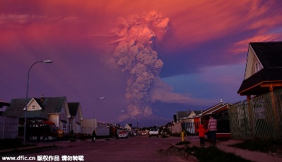 智利一火山噴發(fā) 天空布滿血色宛如世界末日