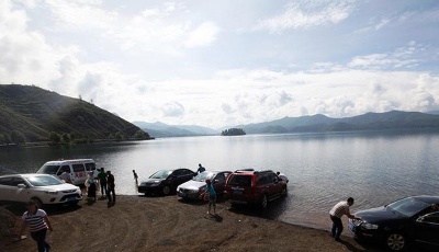為省錢湖邊洗車 百萬豪車被淹廢還受重罰