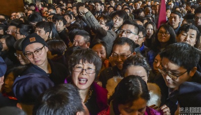 杭州一樓盤開盤千人爭(zhēng)搶 場(chǎng)面壯觀